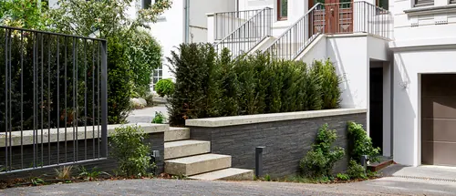 Neu angelegte Außenanlage mit Treppe und Mauer