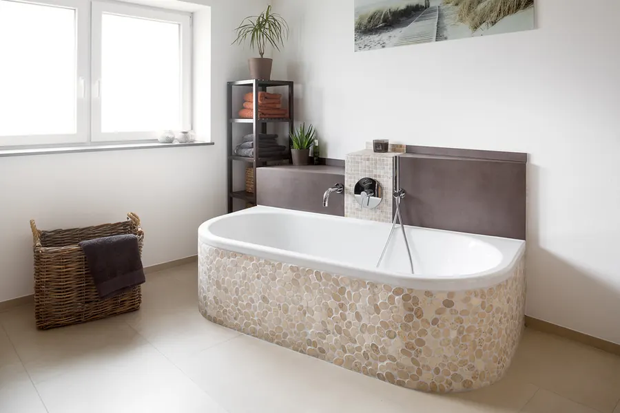 Modernisiertes Bad mit freistehender Badewanne