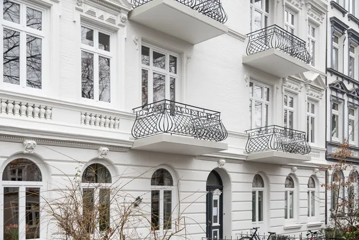 Altbaufassade mit sanierten Balkonen