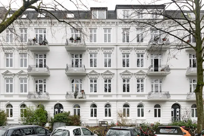 Sanierte weiße Altbaufassade in Hamburg